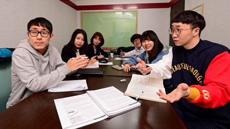 11일 오후 대구 중구 동성로의 한 스터디 룸에서 취업준비생들이 기업 면접 기출문제를 보며 토론을 하고 있다. 김영진 기자 kyjmaeil@msnet.co.kr