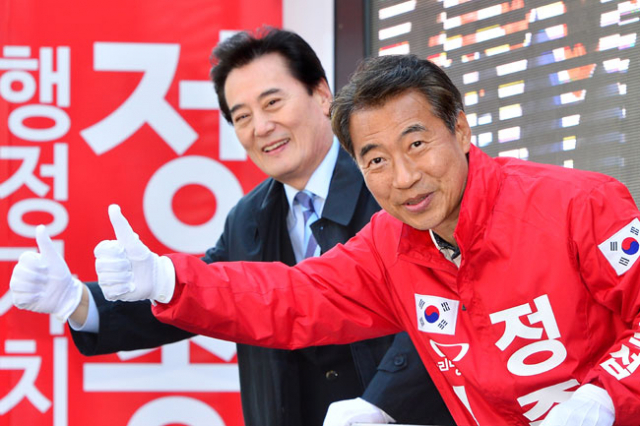 대구 동갑에 출마한 새누리당 정종섭(오른쪽) 후보의 지원유세에 나선 탤런트 김성환 씨가 10일 오후 동구시장에서 정 후보와 함께 유세차에 올라 유권자들을 향해 손을 흔들며 지지를 호소하고 있다. 정운철 기자 woon@msnet.co.kr