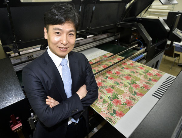 서진염직(주)의 송규용 대표는 리얼패브릭 사이트를 통해 새로운 디자인 공유