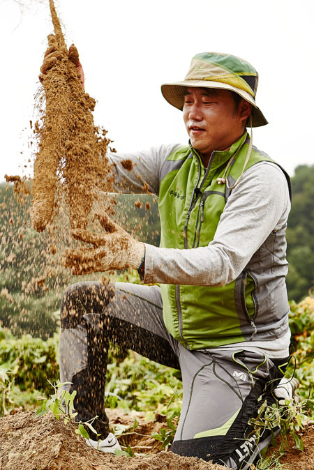 농업 6차 산업화 성공 가도를 달리는 유화성 부용농산 영농조합법인 대표. 그는 6차 산업의 성공 조건이 탄탄한 1차 산업이라 믿으며 여전히 밭일에 나선다. 부용농산 제공