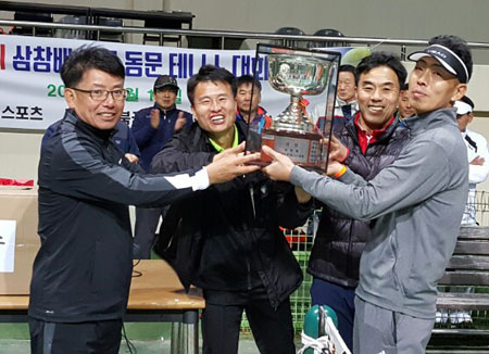 제7회 삼창배 고교동문 테니스대회에서 우승한 공군항공과학고 선수들이 우승컵을 들고 포즈를 취했다. 경북공고 동문 테니스회 제공