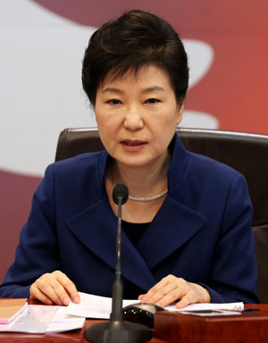 박근혜 대통령이 12일 오전 청와대에서 열린 국무회의에서 모두발언하고 있다. 연합뉴스