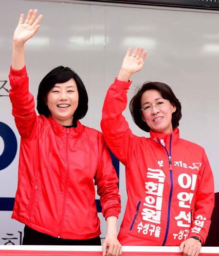 대구 수성을에 출마한 새누리당 이인선 후보가 12일 오후 수성구 목련시장에서 조윤선 전 청와대 정무수석과 함께 지지를 호소하며 손을 흔들고 있다. 김영진 기자 kyjmaeil@msnet.co.kr