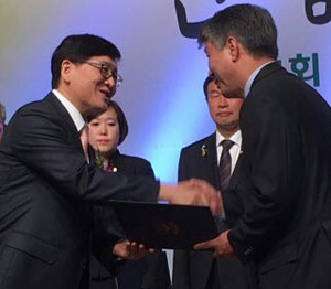 전점득(오른쪽) 경주시보건소장이 정진엽 보건복지부 장관으로부터 국무총리상을 수상했다.