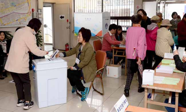 20대 국회의원선거 투표일인 13일 오전 대구 동구 신암3동에 마련된 투표소에서 시민들이 투표를 하고있다. 김영진 기자 kyjmaeil@msnet.co.kr