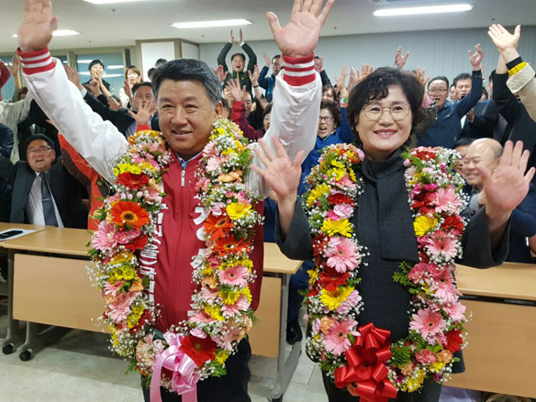 구미을에 출마한 새누리당 장석춘 당선자가 승리를 확정 지은 후 부인과 함께 기뻐하고 있다.