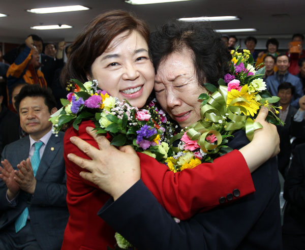 새누리당 김정재 포항북 국회의원 후보가 당선이 확실시되자 어머니를 끌어안고 기뻐하고 있다. 배형욱 기자 pear@msnet.co.kr