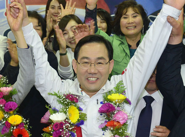 대구 수성을에서 당선된 무소속 주호영 당선자가 꽃다발을 목에 걸고 지지자들로부터 축하를 받고 있다. 성일권 기지 sungig@msnet.co.kr