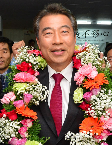 20대 총선 대구 동갑에서 당선된 새누리당 정종섭 당선자가 13일 오후 동구 신암동 선거사무소에서 꽃다발을 목에 걸고 지지자들의 축하를 받고 있다. 정운철 기자 woon@msnet.co.kr