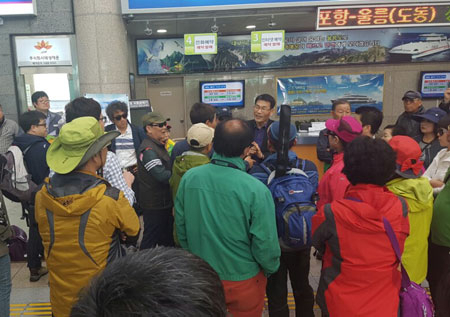 14일 오전 태성해운 우리누리 1호를 타고 울릉도 여행을 계획했던 승객들이 집단으로 항의하고 있다. 포항 배형욱 기자 pear@msnet.co.kr