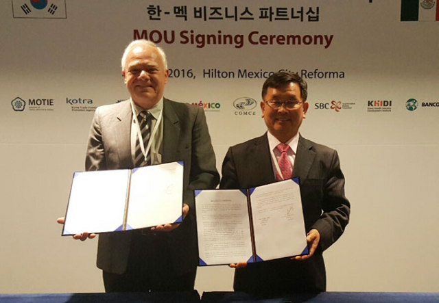 (주)테크엔 이영섭 대표가 멕시코 수입업체 JJ그룹 관계자와 LED 조명기기 수출계약에 따른 MOU를 체결하고 있다. (주)테크엔 제공