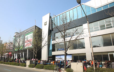 최근 대구 중구, 수성구 등 도심에서 연이어 분양한 아파트 단지들이 성공 분양을 하면서 대구 부동산 시장의 열기를 이어가고 있다. 사진은 지난달 22일 분양에 나선 범어 센트럴 푸르지오 견본주택 전경. MSC 제공