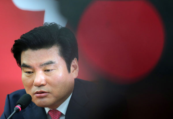 새누리당 비대위원장에 추대된 원유철 원내대표가 15일 오전 국회에서 열린 기자간담회에서 취재진의 질문을 들으며 생각에 잠겨 있다. 연합뉴스