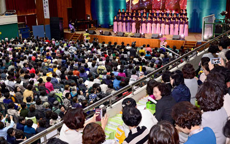15일 오전 대구 중구 경북여고 대강당에서 열린 90주년 총동창회축제한마당에서 재경 합창단이 축하공연을 펼치고 있다. 김영진 기자 kyjmaeil@msnet.co.kr