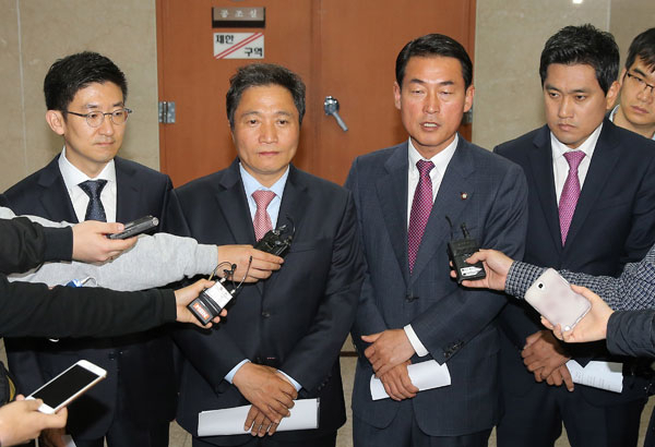 새누리당 김세연, 이학재, 황영철, 오신환(왼쪽부터) 의원이 17일 오후 국회 정론관에서 비대위 구성과 관련해 공동성명을 발표한 뒤 취재진의 질문을 받고 있다. 이들은 이날 공동성명을 통해 새로운 원내대표를 최단 기간 내에 선출한 뒤 그 원내대표가 비대위원장이 돼 비대위를 구성할 것을 촉구했다. 연합뉴스
