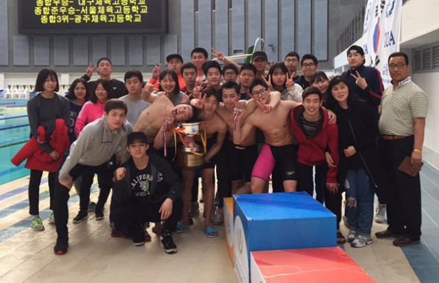 제30회 문화체육관광부장관기 전국체육고등학교 체육대회 핀수영에서 종합 우승한 대구체고 선수단이 포즈를 취했다. 대구체고 제공