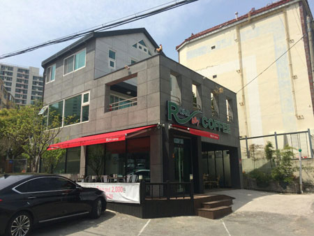 저금리 기조가 지속되면서 단독주택을 안정적인 임대 수입을 올릴 수 있는 상가가 혼합된 퓨전 주택으로 구조변경하는 사례가 증가하고 있다.