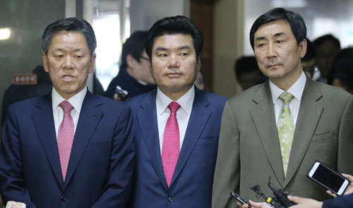 여야 3당 원내대표들이 18일 오전 국회의장실 앞에서 정의화 의장 주재로 열린 회동 결과에 대해 설명하고 있다. 왼쪽부터 국민의당 주승용 원내대표, 새누리당 원유철 원내대표, 더불어민주당 이종걸 원내대표. 연합뉴스