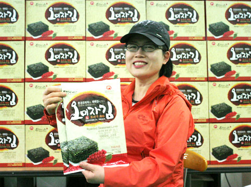 김경란 문경미소㈜ 대표가 HACCP 인증을 받은 오미자 김을 들어 보이고 있다. 고도현 기자