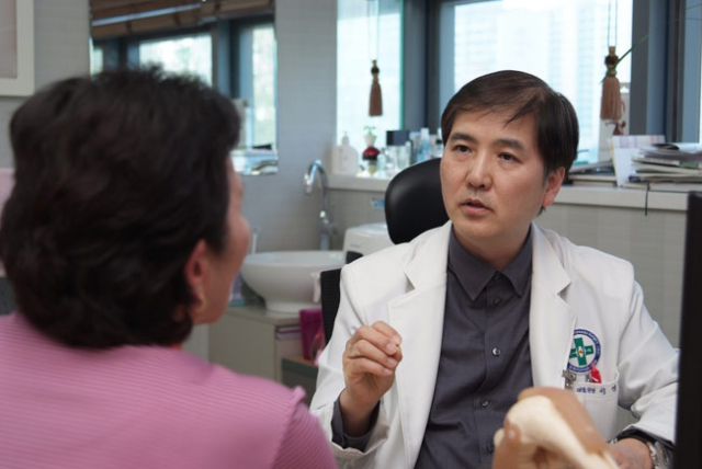 무릎 연골이 손상된 경우 약물치료나 줄기세포 치료 등이 연골 재생에 효과가 있다. 진료 중인 이영국 수성한미병원 병원장. 수성한미병원 제공