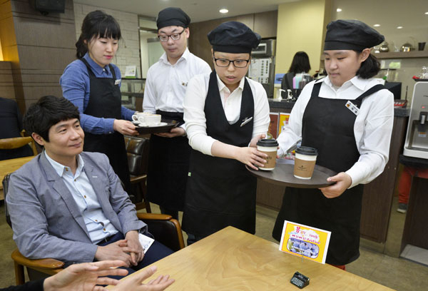 19일 대구대 대명동 캠퍼스 내 학교기업 성산이 운영 중인 카페에서 장애학생들이 주문 받은 음료를 만들어 서빙하고 있다. 우태욱 기자 woo@msnet.co.kr
