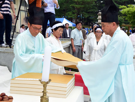 지난해 9월 문경새재 옛길박물관에서 50권의 책으로 엮은 아리랑 노랫말 일만 수 이운식이 진행되고 있다. 문경시 제공