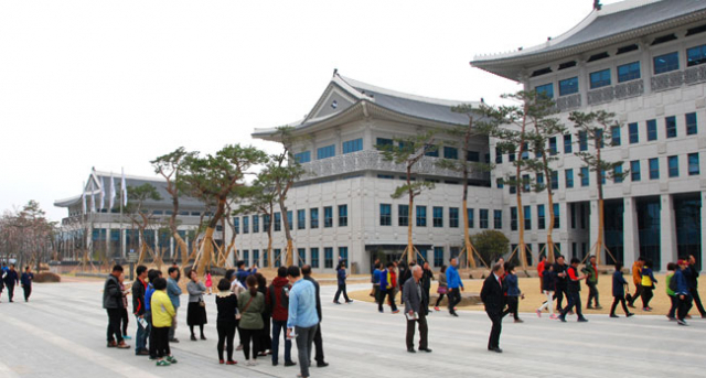 경북도청 신청사가 새로운 관광명소로 떠오르고 있다. 지난 1월 관광객 2만 명을 시작으로 3개월 만에 18만 명이 다녀갔다. 정부 공공기관이 만들어 낸 문화적 진기록으로 평가되고 있다. 이처럼 관광명소가 된 도청 신청사를 경북문화콘텐츠 쇼케이스로 자리매김시켜야 한다는 전문가들의 지적이 일고 있다. 엄재진 기자