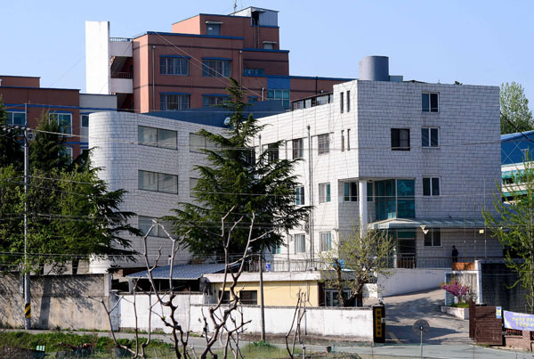 19일 오후 경산 와촌면에 위치한 천혜요양병원으로 거주인들이 드나들고 있다. 이 요양원은 지난 10년간 거주인들이 각종 사건