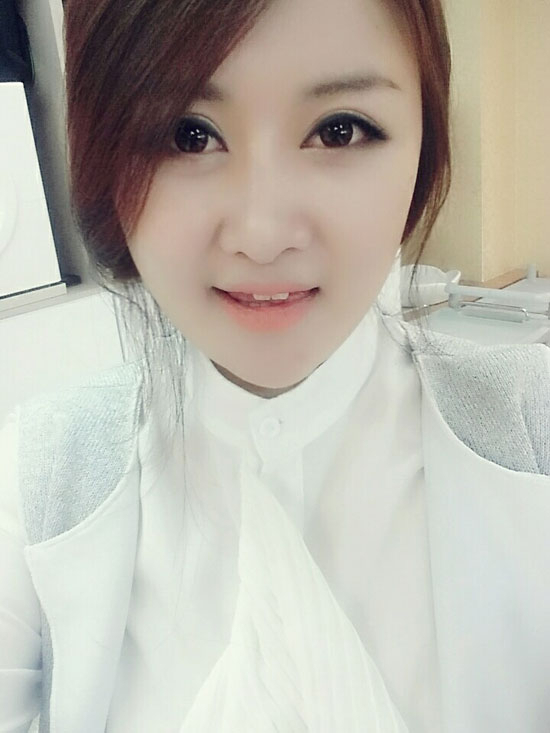 코랄 컬러를 이용한 립 메이크업은 코랄 특유의 부드러우면서도 생기 있는 느낌을 강조하는 것이 포인트다. 수203 뷰티서비스 아카데미 제공