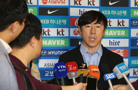 한국 올림픽 축구대표팀 신태용 감독이 리우데자네이루 올림픽 축구 조 추첨에 참석한 뒤 20일 오전 인천공항을 통해 귀국, 취재진과 인터뷰하고 있다. 연합뉴스