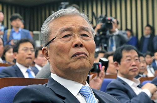 더불어민주당 김종인 비상대책위 대표가 20일 오전 국회에서 열린 제20대 국회 당선자대회에서 이개호 의원이 