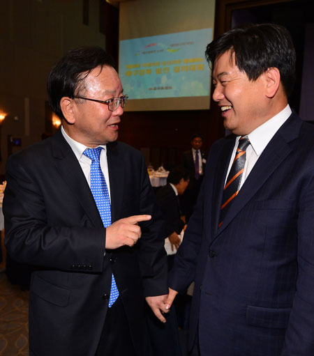 더불어민주당 김부겸(왼쪽) 수성갑 당선자와 무소속 홍의락 북을 당선자가 20일 오후 호텔인터불고엑스코 그랜드볼룸에서 열린 