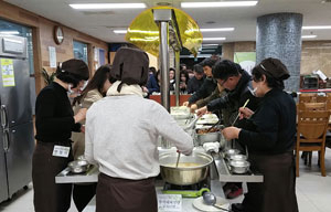 영주경찰서 직원들이 우리향토읍식연구회원들이 제공한 향토 음식을 시식하고 있다. 영주시 제공
