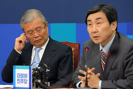 더불어민주당 김종인 비상대책위 대표가 20일 오전 국회에서 열린 비상대책위원회의에서 이종걸 원내대표의 발언을 들으며 잠시 생각에 잠겨 있다. 연합뉴스