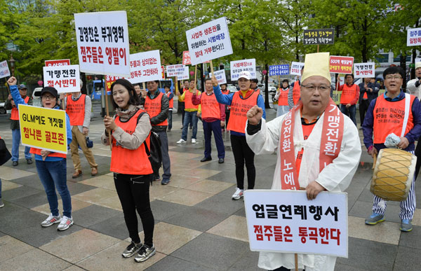 대구골프존사업자협동조합 회원 40여 명은 21일 대구국채보상운동공원에서 독점업체의 지위를 이용해 폭리를 취하려는 (주)골프존을 규탄하는 집회를 열었다. 우태욱 기자 woo@msnet.co.kr