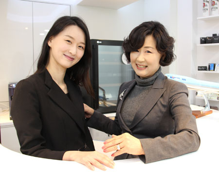 중국 하이난항공사 취업에 성공한 관광계열 신혜인(왼쪽) 씨와 지도교수인 김은주 항공서비스전공 교수. 영남이공대 제공