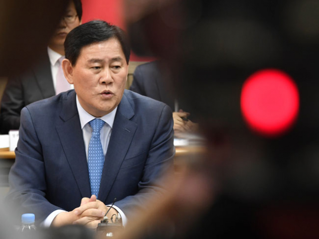 총선 참패 후 모습을 드러내지 않았던 새누리당 최경환 당선자(경산)가 22일 오후 새누리당 경북도당에서 열린 경북도와 경북지역 총선 당선인 간의 정책간담회에 참석해 굳은 표정으로 인사말을 하고 있다. 우태욱 기자 woo@msnet.co.kr