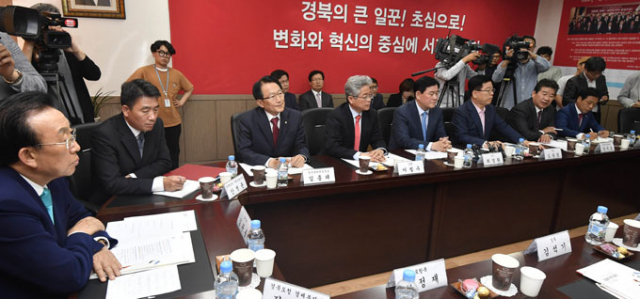 22일 오후 새누리당 경북도당 회의실에서 경북도와 경북지역 총선 당선자 간 정책간담회를 열었다. 우태욱 기자 woo@msnet.co.kr