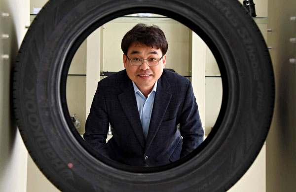 이봉현 자동차부품연구원 대구경북본부장은 전기차 시대의 개막이 지역 부품업체의 새로운 도전 기회가 될 것이라고 내다봤다. 김영진 기자 kyjmaeil@msnet.co.kr