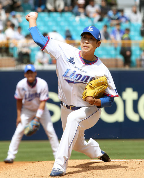 삼성 라이온즈의 투수 윤성환이 24일 대구삼성라이온즈파크에서 열린 kt 위즈전에 선발 등판, 역투하고 있다. 삼성 라이온즈 제공