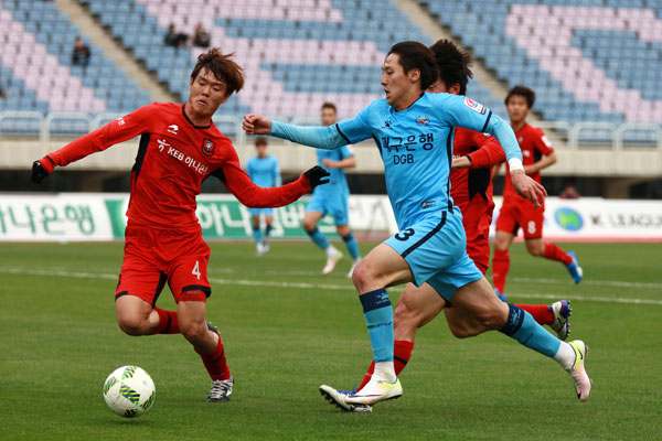 대구FC의 측면 미드필더 정우재가 23일 부천FC와의 경기에서 상대 진영을 돌파하고 있다. 대구FC 제공