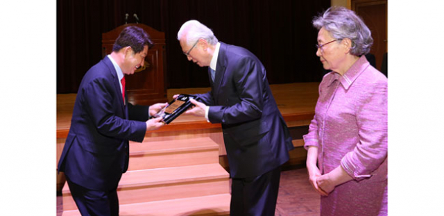 권영진 대구시장이 신일희 총장에게 축하패를 전달하고 있다. 계명대 제공