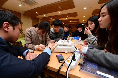 대구보건대 학생들이 임플란트 식립장비로 치과통합교육 실습을 하고 있다. 대구보건대 제공