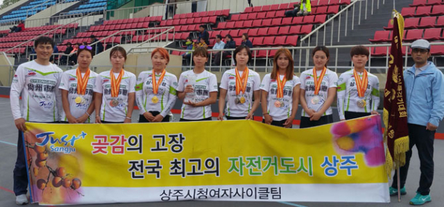 지난 17~22일 전남 나주벨로드롬에서 열린 제33회 대통령기 전국사이클대회 여자 일반부에서 종합 우승한 상주시청 선수단. 상주시청 제공
