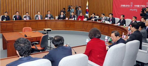 총선 전 열린 새누리당 지도부가 총출동한 원내 대책회의 모습. 연합뉴스