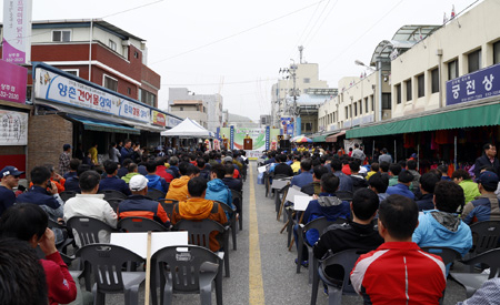 상주중앙시장에서 열린 상주고 총동창회 모습. 상주고 총동창회 제공