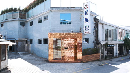 서울의 안경 브랜드 젠틀몬스터가 29일 대구 동성로에서 플래그십 스토어를 연다. 얼핏 안경 매장인지 알아보기 어려운 인테리어의 플래그십 스토어로 유명하다. 젠틀몬스터 제공