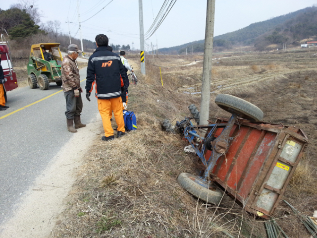 농촌이 바빠지는 이달부터 농기계 사고가 잦다. 경북도는 영농철을 맞아 대대적인 안전캠페인을 펴기로 했다. 사진은 사고가 난 경운기. 경북도 제공