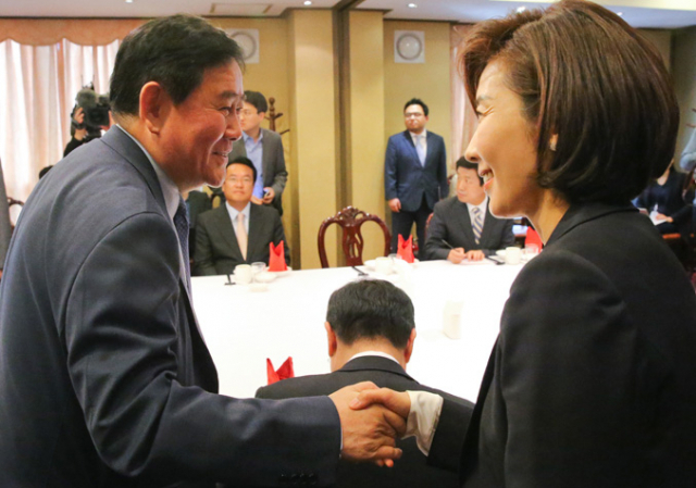 새누리당 최경환 의원과 나경원 의원이 25일 오후 서울 여의도의 한 중식당에서 열린 4선 이상 중진의원 오찬에서 만나 악수하고 있다. 이날 모임에서는 총선 참패 이후 당 수습과 차기 원내대표 선출 등을 논의했다. 연합뉴스