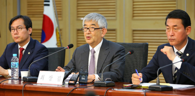 최장집 고려대 명예교수가 25일 오후 국회 의원회관에서 열린 가칭 새누리당 혁신모임에 참석해 강연을 하고 있다. 연합뉴스